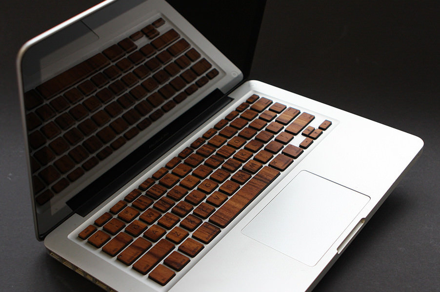 Un tocco di originalità al MacBook con la tastiera in legno