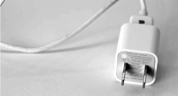 Anche in Italia Apple sostituisce il caricabatterie taroccato, con uno originale
