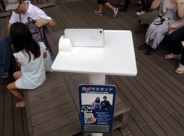 Foto perfette grazie a stand per smartphone nei luoghi turistici del Giappone