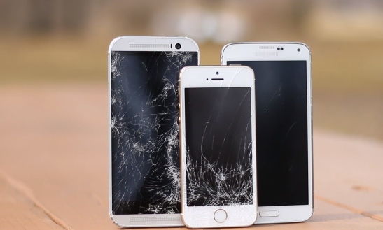 Test resistenza: iPhone 5s vs Galaxy S5 vs HTC One (M8)
